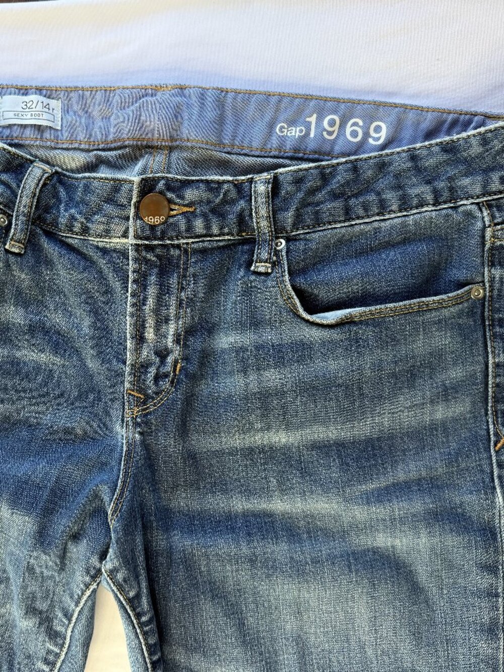 GAP 1969 Blue Jeans Size Women's 32 / 14r.  SEXY BOOT Style